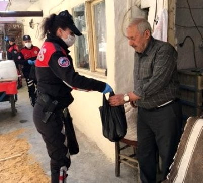 Adana polisi hem uyarıyor hem yardım ediyor
