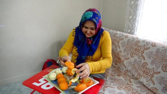 Kadınlar evde portakal soyarak aile bütçesine katkıda bulunuyor