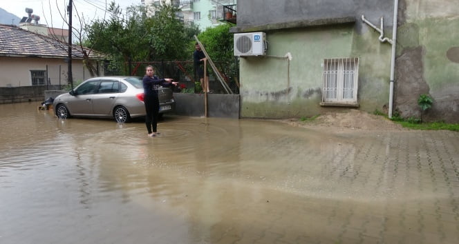 Kozan’da evleri su bastı!