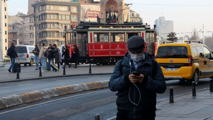 18 yaş altı ve 60 yaş üstünün sokağa çıkmasına yasak yolda