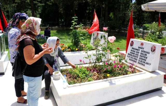 Adanalılar yasak öncesi mezarlıklara akın etti