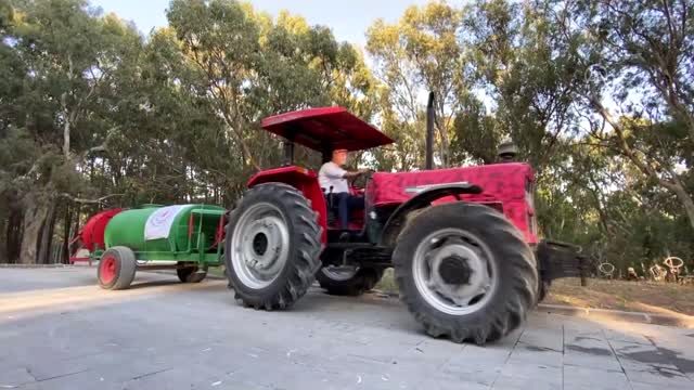 Karataş Belediye Başkanı Topuz, aile traktörüyle ilaçlama yapıyor