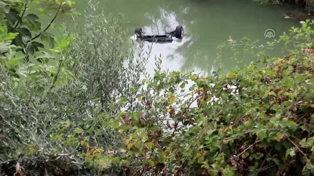 Baraj gölüne düşen otomobilin sürücüsü yüzerek kıyıya çıktı