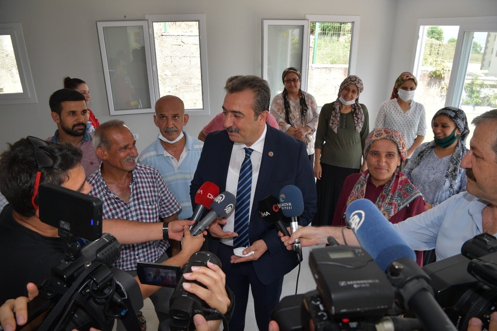 Başkan Çetin sözünü tuttu evi yıkılan aileye yeni evini teslim etti