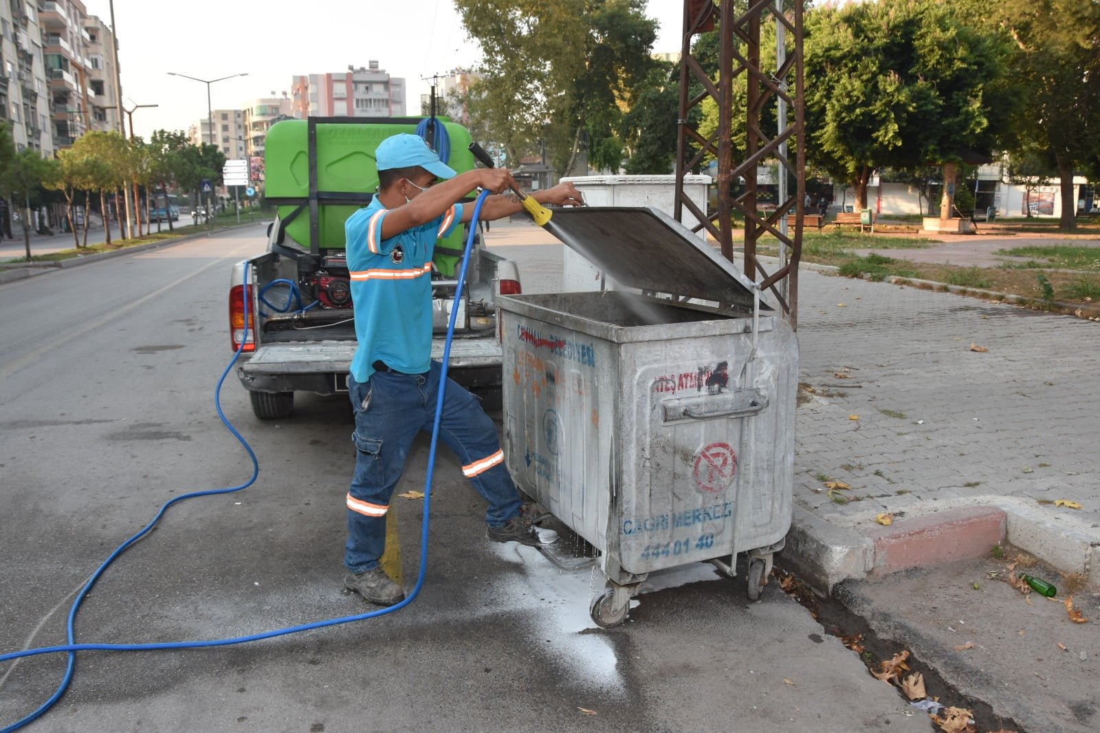 CEYHAN’DA ÇÖP KONTEYNERLARI İLAÇLANDI