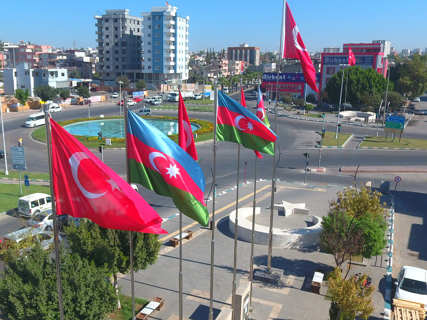 Sarıçam Azerbaycan bayrakları ile donatıldı.