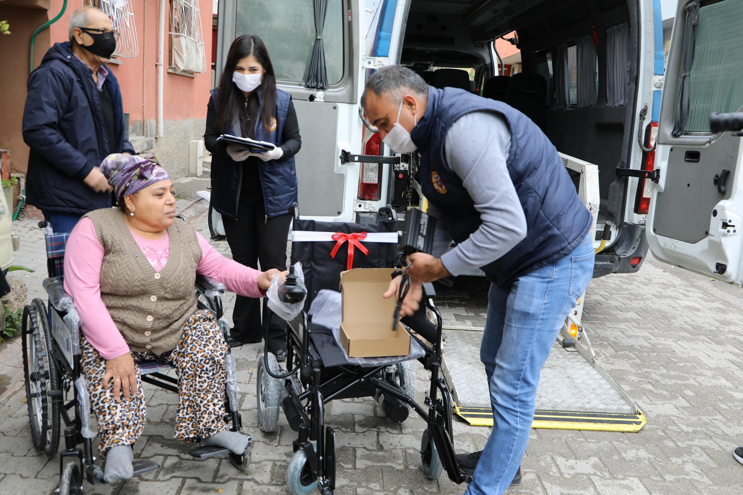 YÜREĞİR BELEDİYESİ’NDEN ENGELLİLERE AKÜLÜ SANDALYE