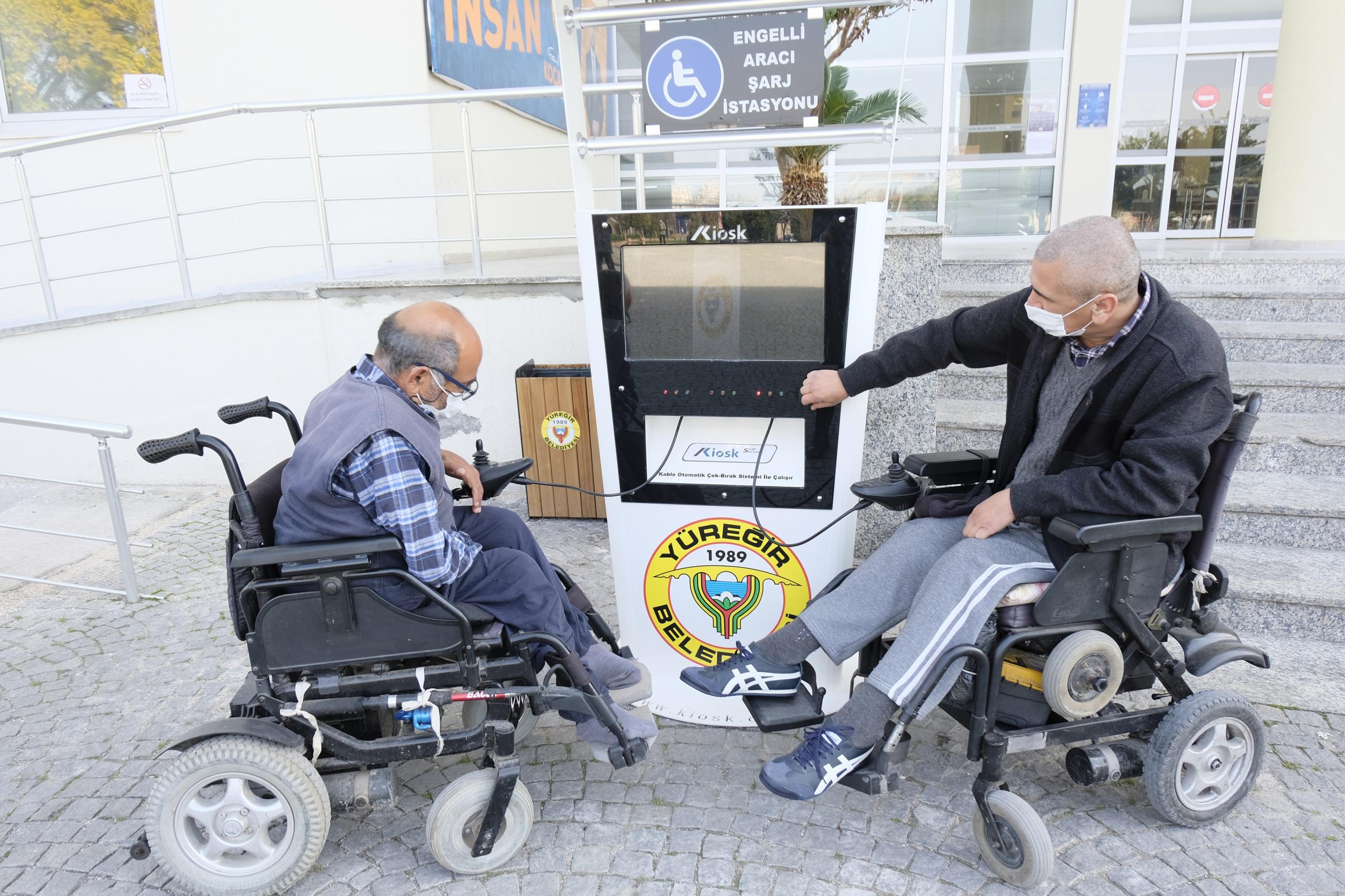 YÜREĞİR’DE 4 NOKTAYA AKÜLÜ SANDALYE ŞARJ İSTASYONU KURULDU