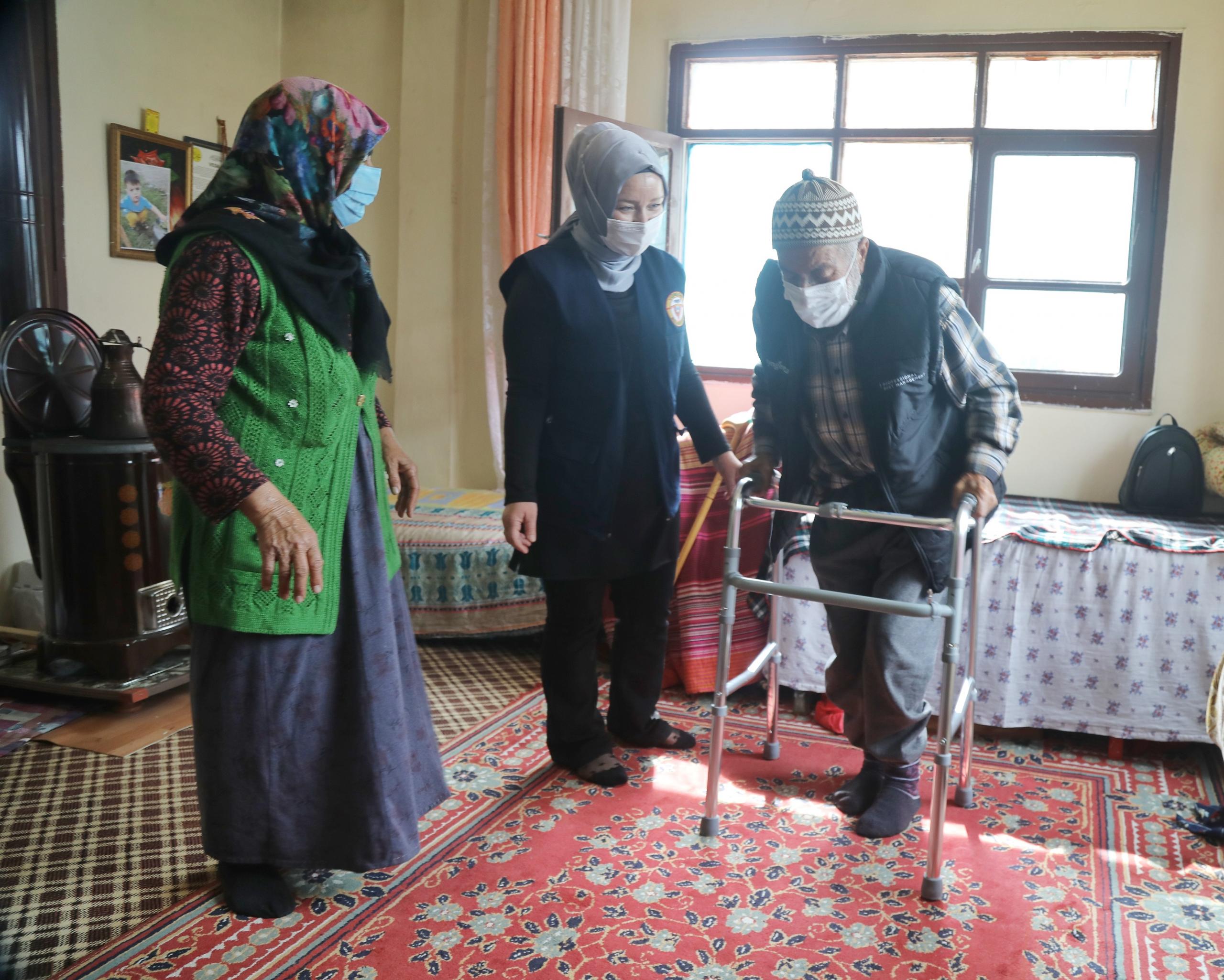 YÜREĞİR BELEDİYESİ ‘EVDE BAKIM’ EKİPLERİ YÜZLERİ GÜLDÜRÜYOR