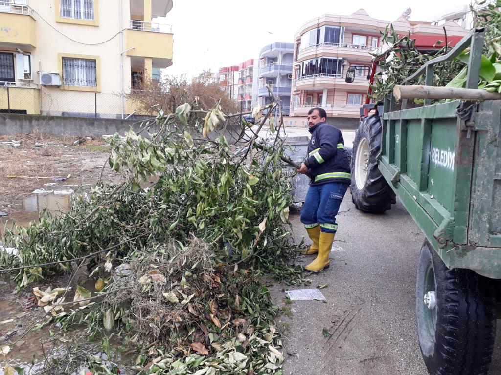 TEMİZLİK İŞLERİ EKİPLERİ ÇALIŞMALARINA DEVAM EDİYOR