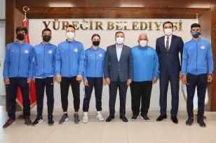 BAŞARILI SPORCULAR BAŞKAN KOCAİSPİR’İ ZİYARET ETTİ