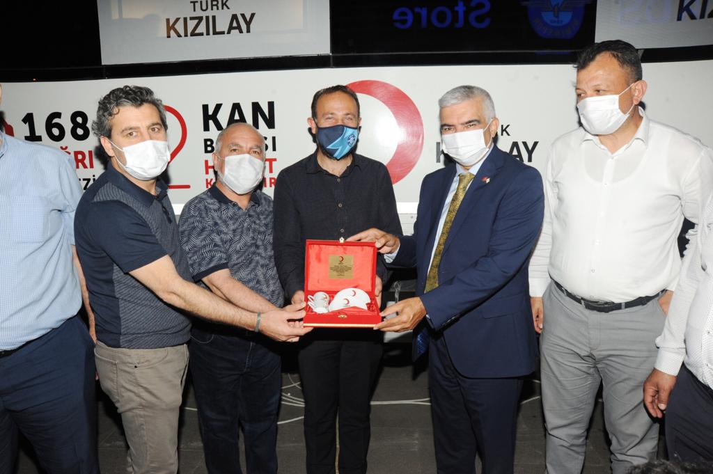 ADANALI GAZETECİLER KIZILAY’A KAN BAĞIŞLADI