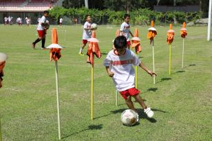 YÜREĞİR’DE ÇOCUKLAR FUTBOLU EĞLENEREK ÖĞRENİYOR