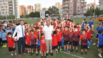 Başkan Çetin Yaz Futbol Okulunun açılışını yaptı