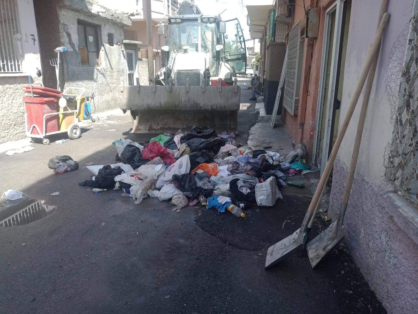 ÇÖP EVDEN 9 KAMYON ÇÖP ÇIKARILDI