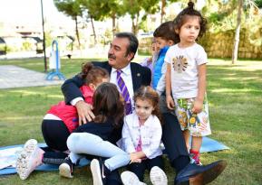 Başkan Soner Çetin güne çocuklarla başladı