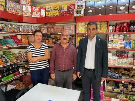 Vatandaş 5 TL’lik Peynir, 3 TL’lik Zeytin Alıyor. Utandığından Cebine Koyup Öyle Götürüyor.