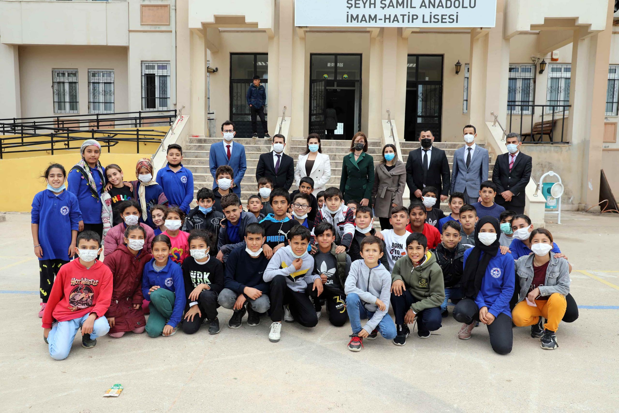 Atatürk Baskılı Tişörtler Rektör Prof. Dr. Tuncel Tarafından Öğrencilere Hediye Edildi