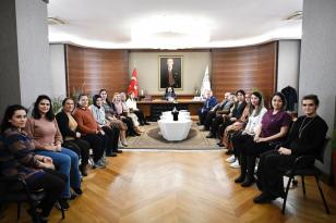 BAŞKAN ULUDAĞ’DAN KADIN ÇALIŞANLARINA JEST
