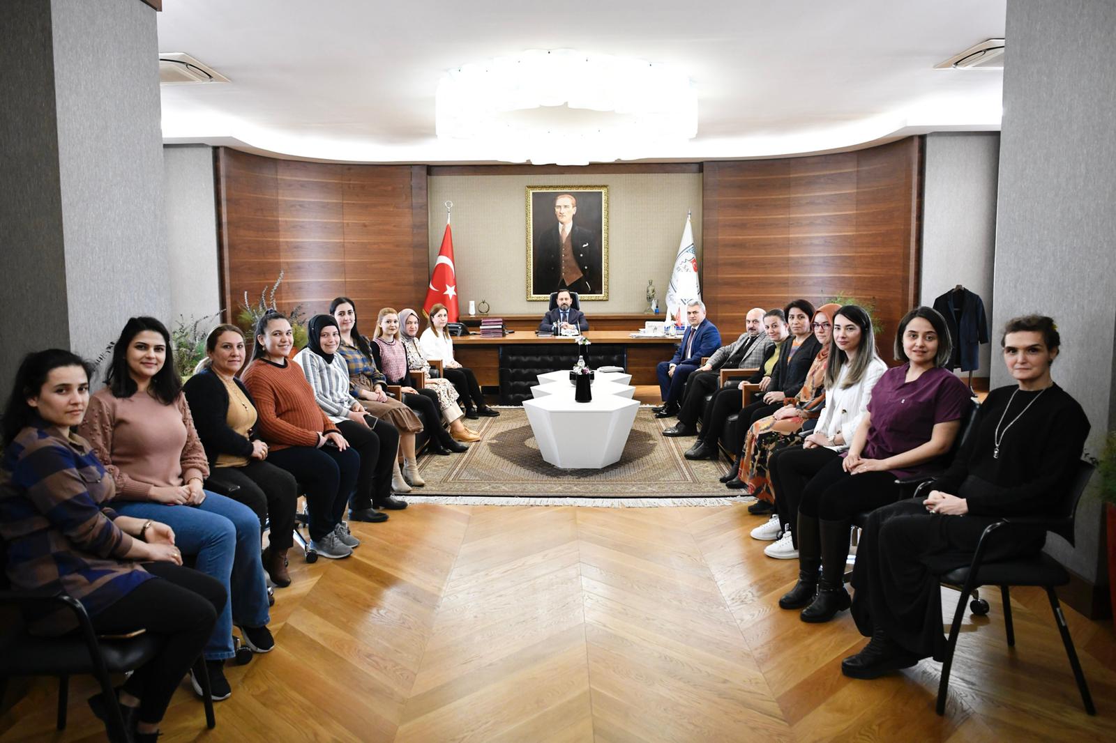 BAŞKAN ULUDAĞ’DAN KADIN ÇALIŞANLARINA JEST