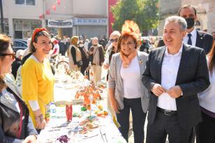 VALİ ELBAN 10. ULUSLARARASI PORTAKAL ÇİÇEĞİ KARNAVALI’NDA EMEĞİ GEÇENLERE TEŞEKKÜR ETTİ