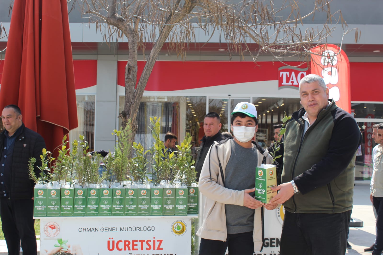 M1 ADANA’DA ORMAN HAFTASINDA ÜCRETSİZ FİDAN DAĞITIMI