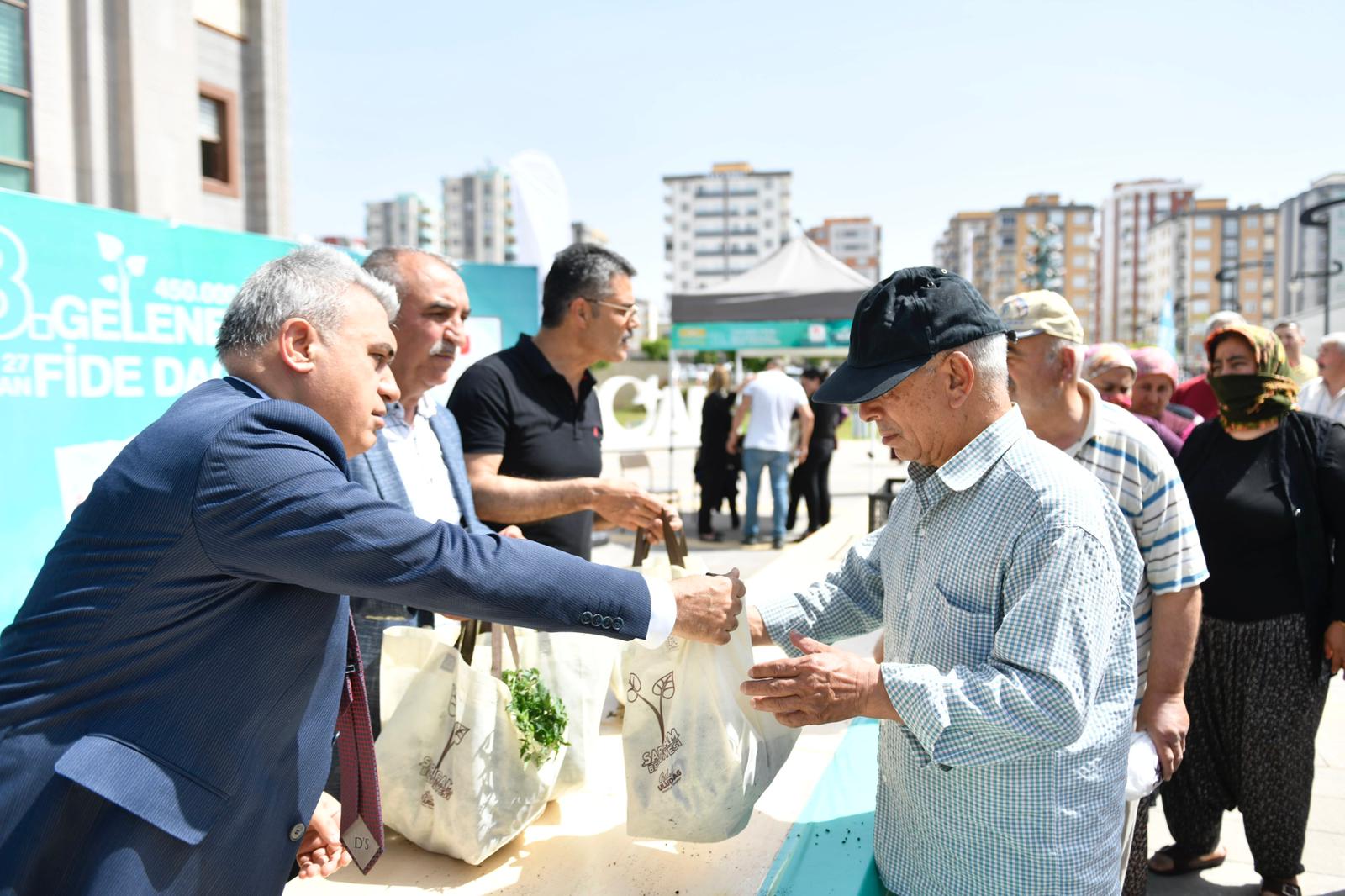 SARIÇAM BELEDİYESİNİN FİDE DAĞITIMI YOĞUN İLGİ GÖRDÜ