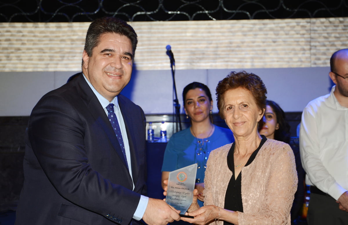 ADEO, Duayen Eczacılara Plaket Vererek Onure Etti