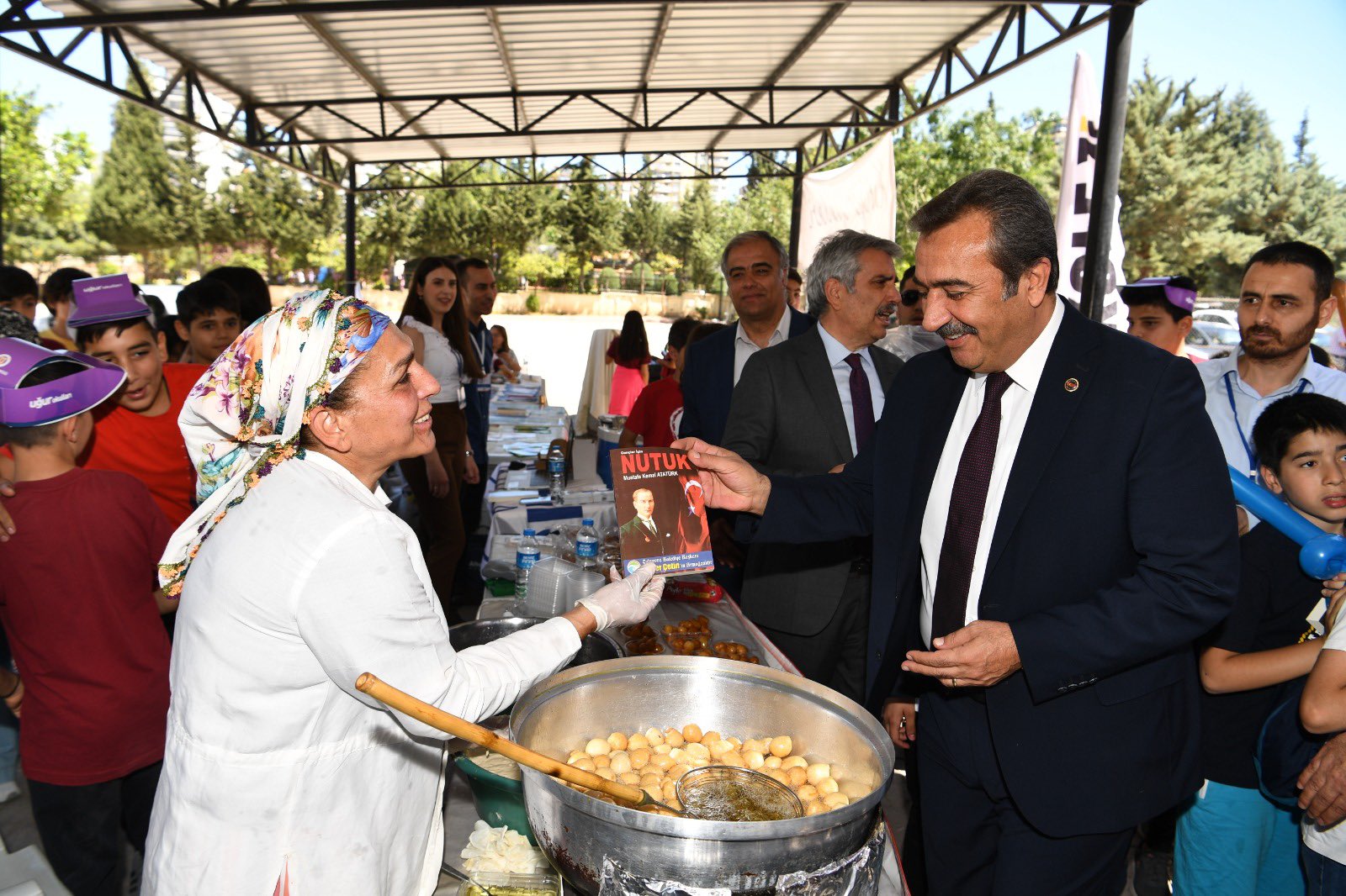 Başkan Soner Çetin genç mucitlerle