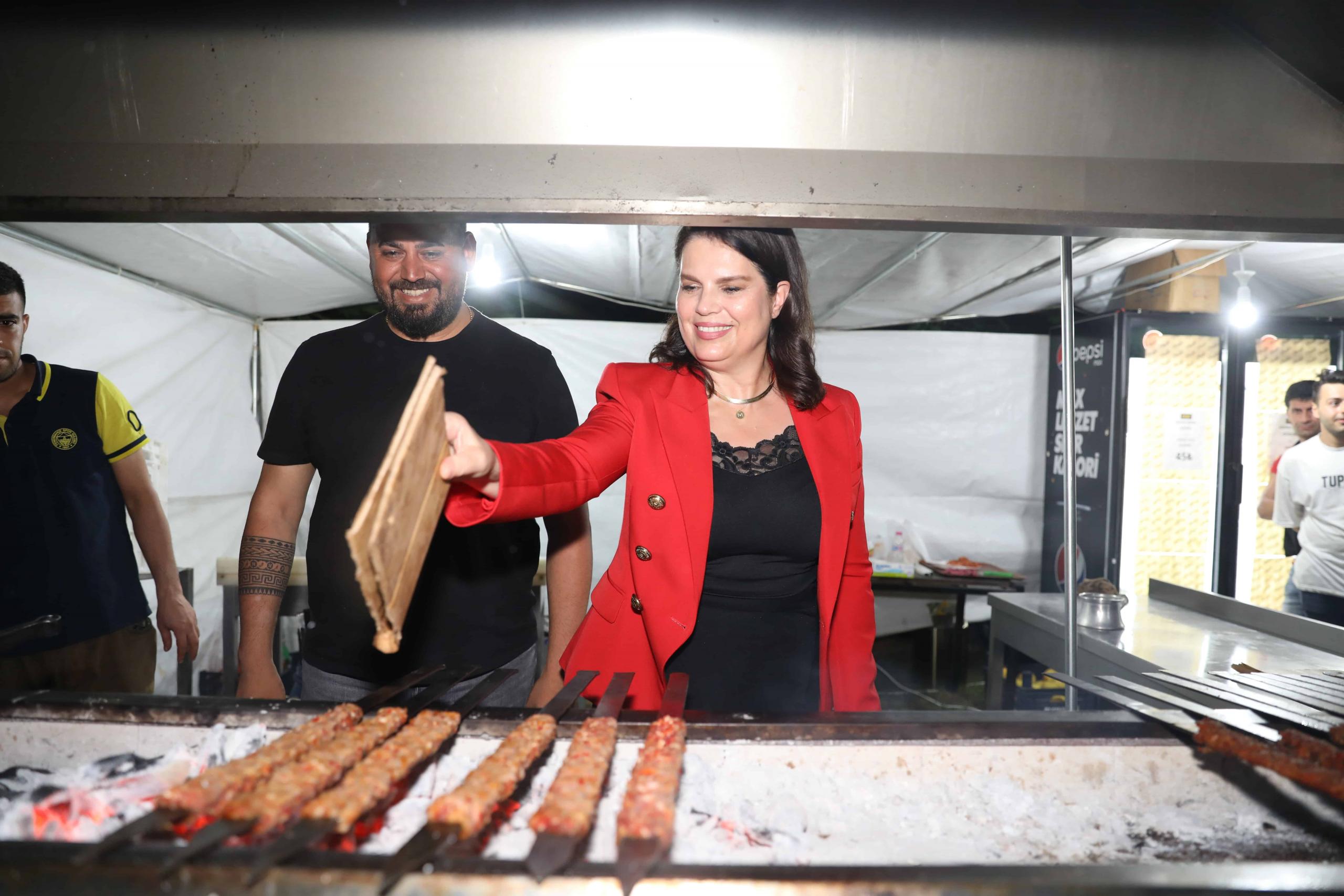 REKTÖR PROF. DR. MERYEM TUNCEL’DEN ÖĞRENCİLERE MANGAL KEYFİ