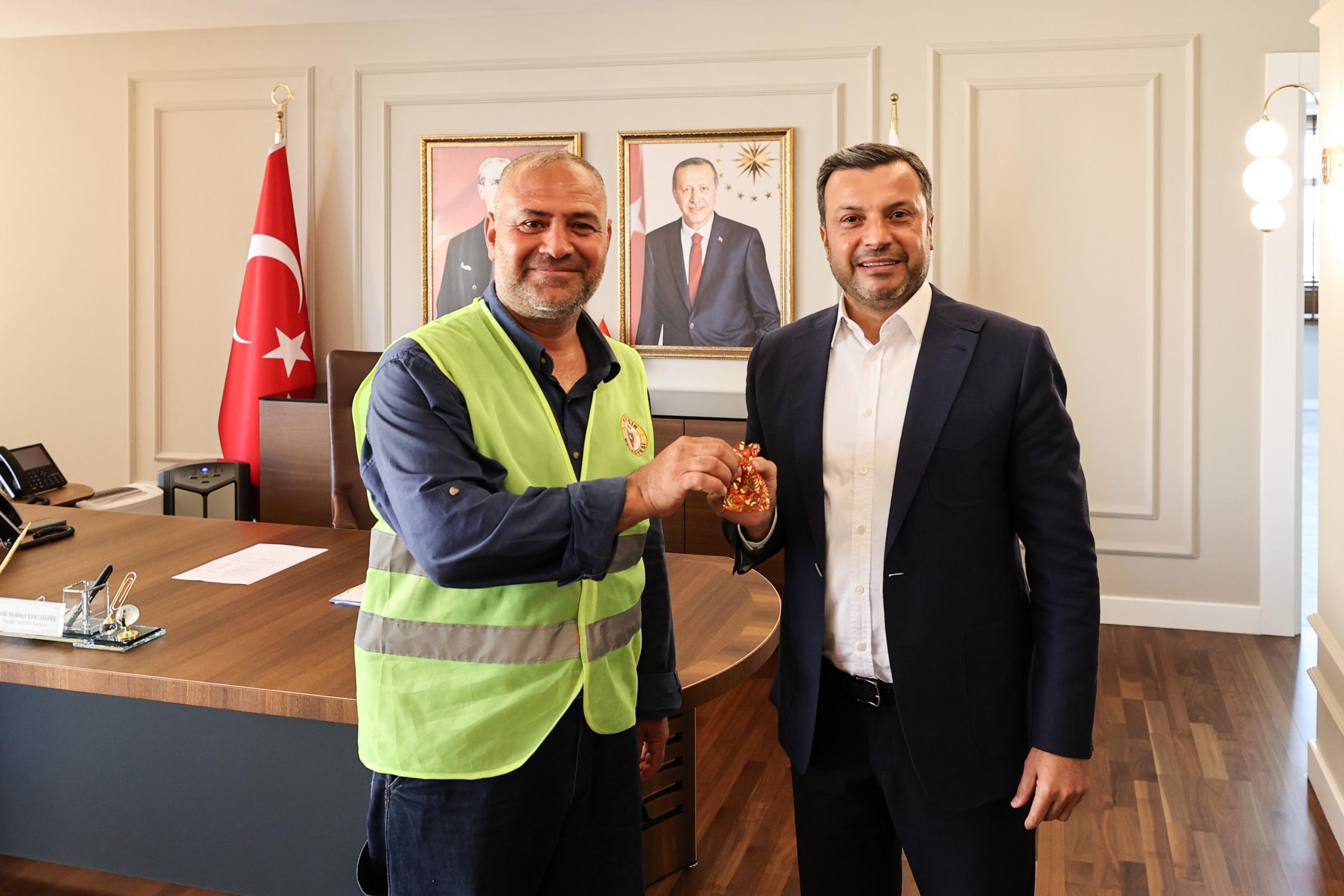 BELEDİYE İŞÇİSİNDEN ÖRNEK DAVRANIŞ