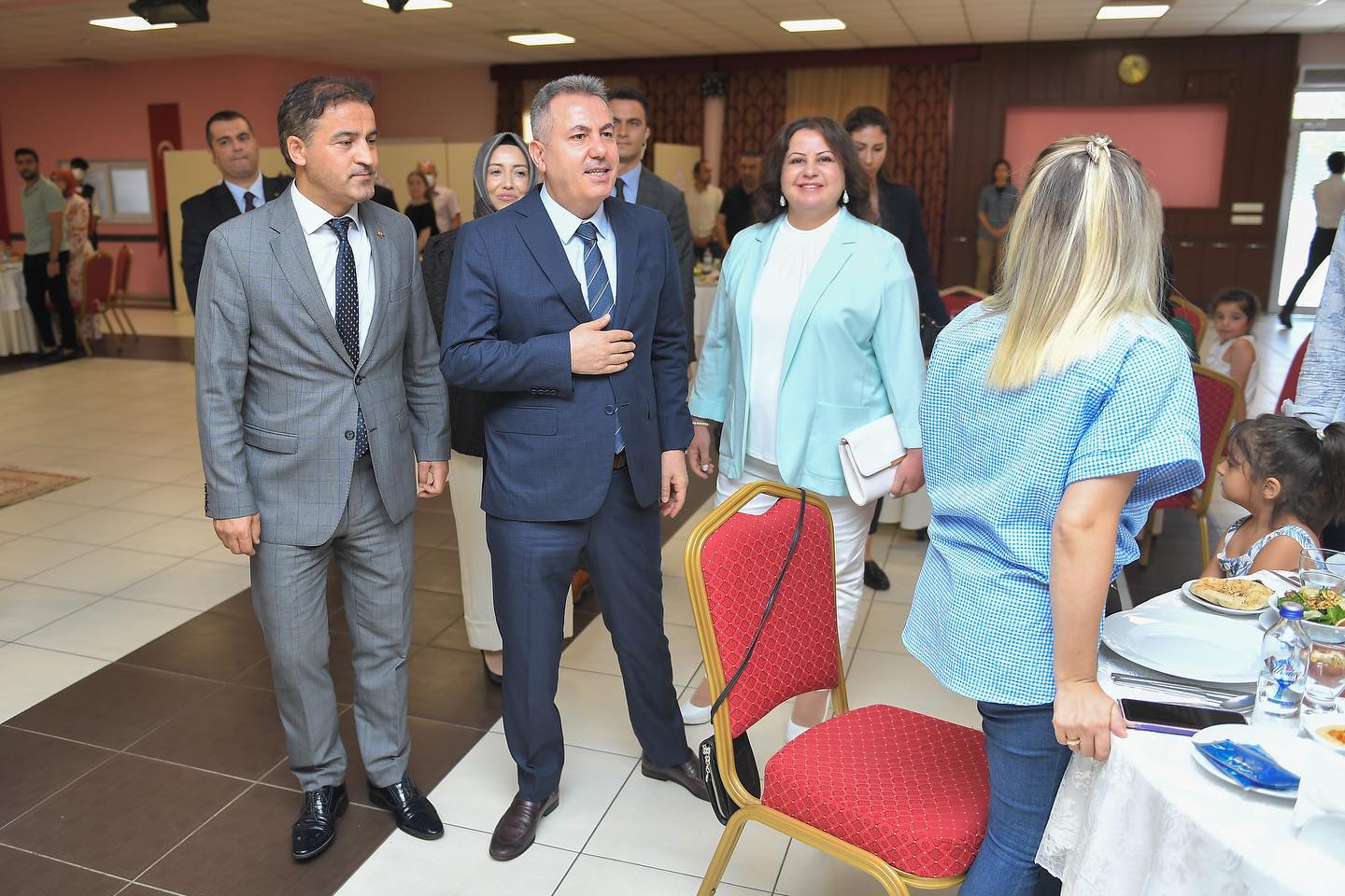 VALİ ELBAN ŞEHİT YAKINLARI VE GAZİLERLE AYNI SOFRADA BULUŞTU