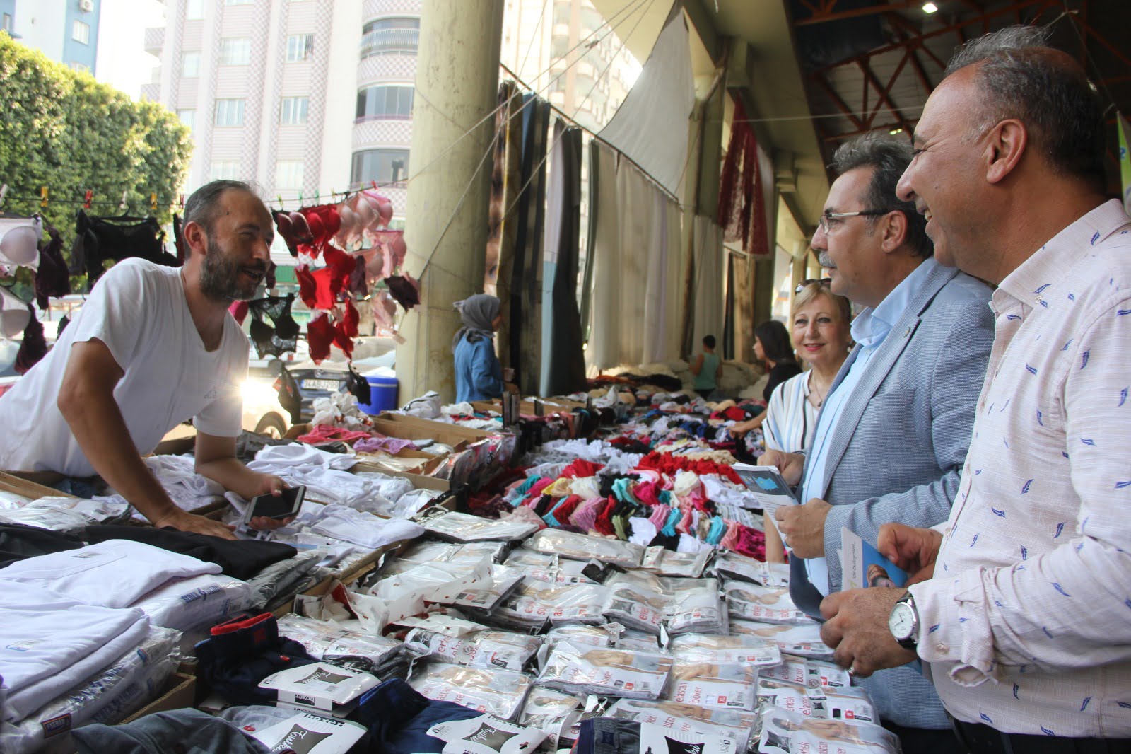 İyi Parti pazarlara indi, halkın nabzını tuttu