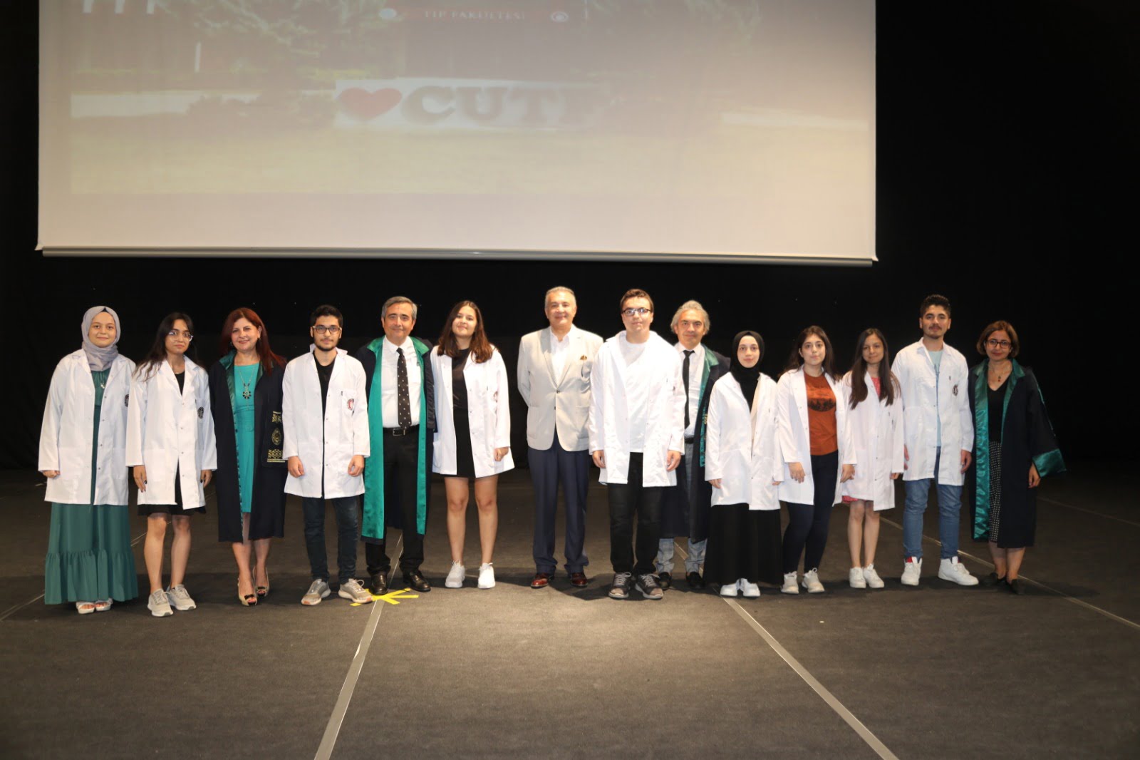 ÇÜ Tıp Fakültesinde 408 Birinci Sınıf Öğrencisi Beyaz Önlüklerini Törenle Giydi