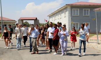 5 ülkeden 42 öğrenci, ziyaret ettikleri sokak hayvanları bakımevini çok beğendi