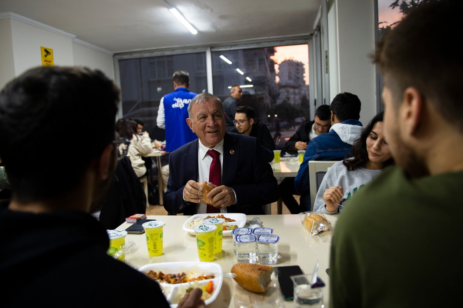 ÜNİVERSİTE ÖĞRENCİLERİNİN AKŞAM YEMEĞİ SEYHAN’DAN