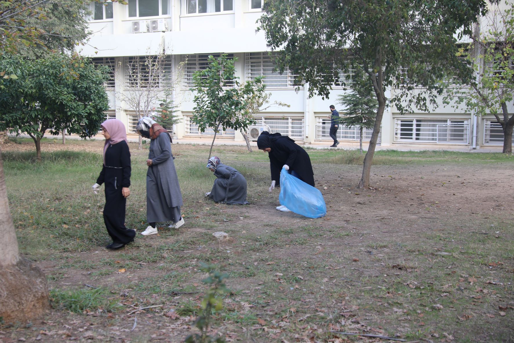 Çukurova Üniversitesi İlahiyat Fakültesi Öğrencileri Ders Öncesi Çevre Temizliği Yaptı