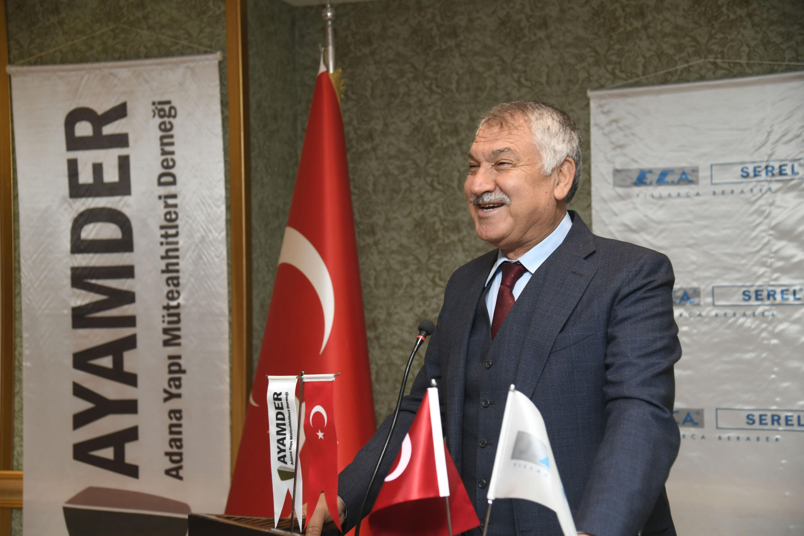 Başkan Zeydan Karalar, AYAMDER’in düzenlediği toplantıda müteahhitlerle bir araya geldi