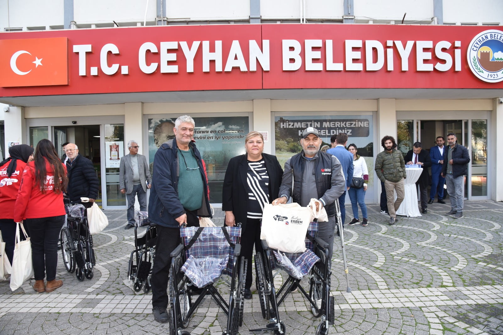 Ceyhan’da ihtiyaç sahiplerine tekerlekli sandalye verildi