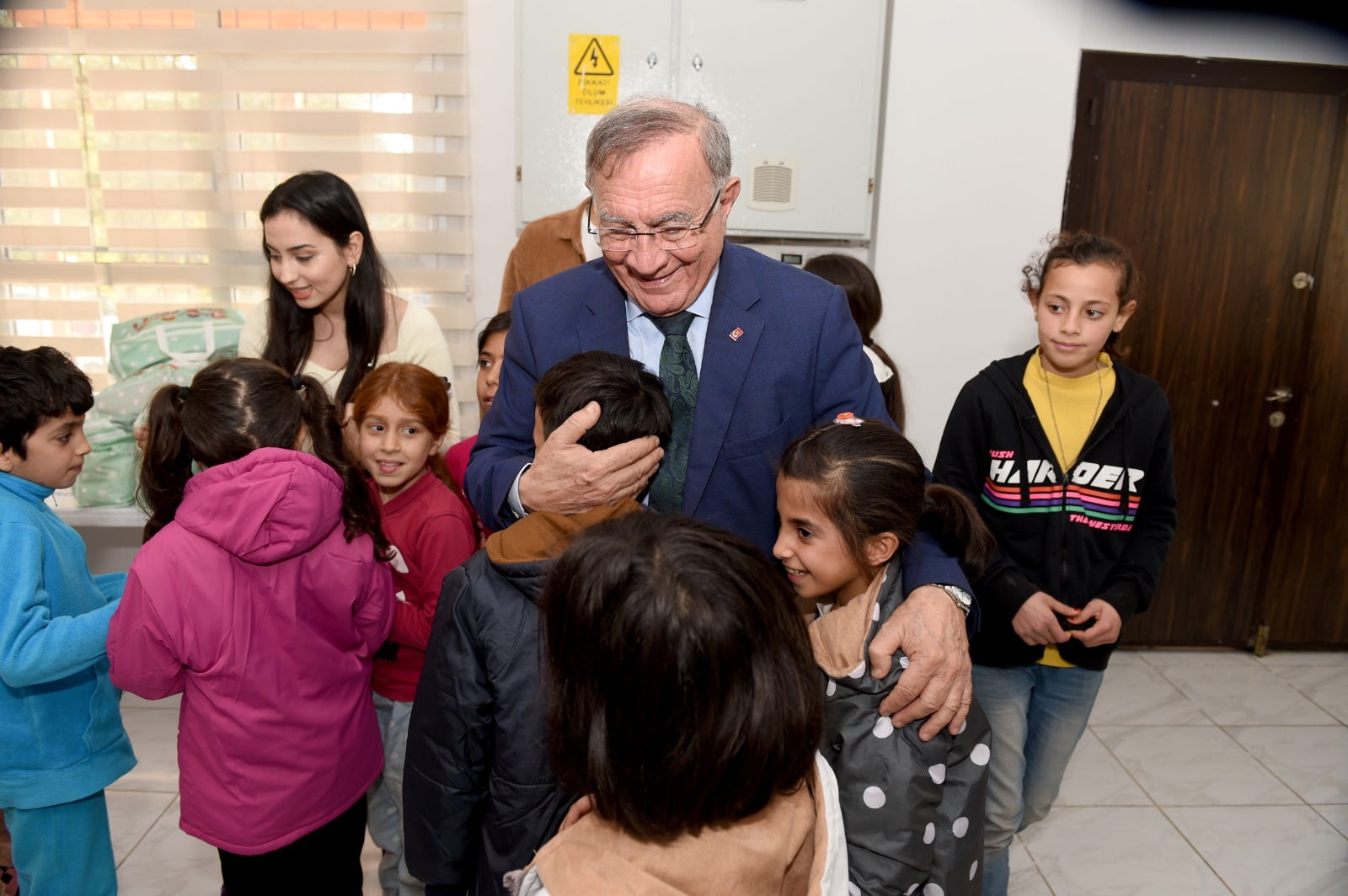 ÇOCUKLARIN KARNE HEDİYESİ BAŞKAN AKAY’DAN