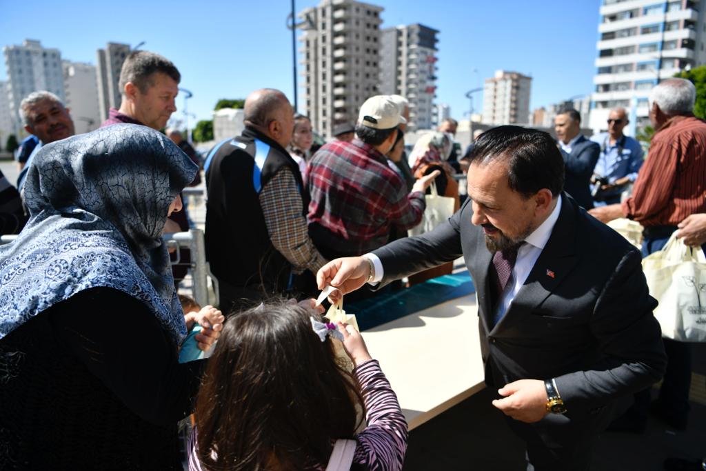 SARIÇAM BELEDİYESİ’NDEN REKOR SAYIDA FİDE DAĞITIMI