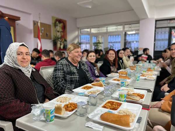 Başkan Hülya Erdem, öğrencilerin isteğini kırmadı iftar programı düzenledi