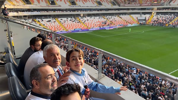 Başkan Zeydan Karalar, Adana Demirspor-Karagümrük karşılaşmasını, merhum Samet Güdük’ün ailesi ile seyretti.