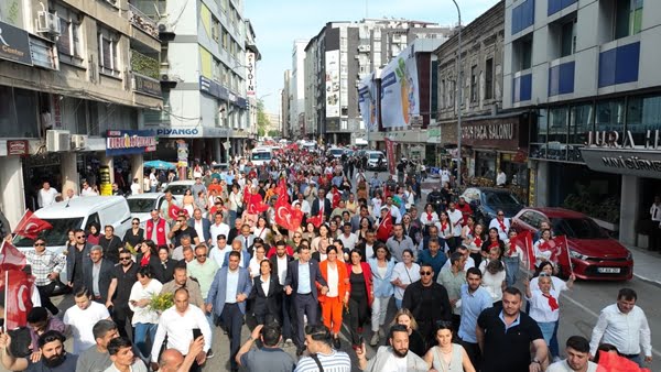 MAZBATASINI ALDI, MİMOZA ÇİÇEKLERİYLE SEYHAN BELEDİYESİNE YÜRÜDÜ