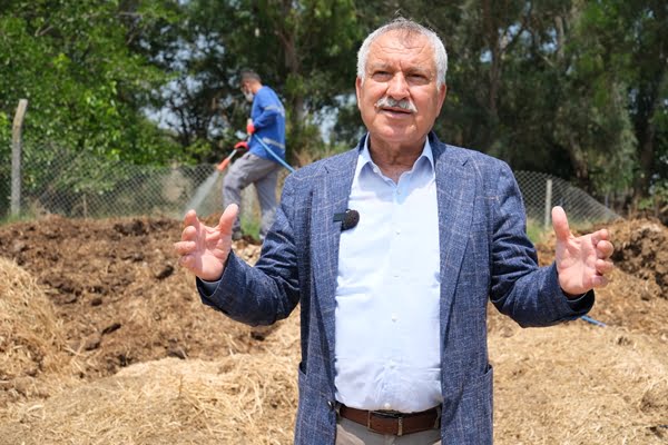 Başkan Zeydan Karalar, tarım ihracatına, dolayısıyla ülke ekonomisine darbe vuran zararlıyla mücadeleyi sürdürüyor.