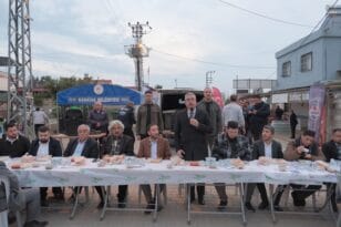 Karataş Belediyesi İftar Programları düzenliyor.