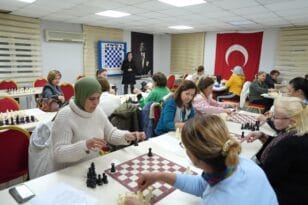 Çukurovalı kadınlar satranç öğreniyor