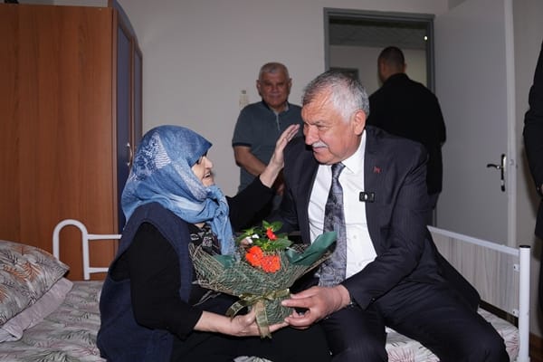 Başkan Zeydan Karalar, huzurevi sakinlerini ziyaret etti
