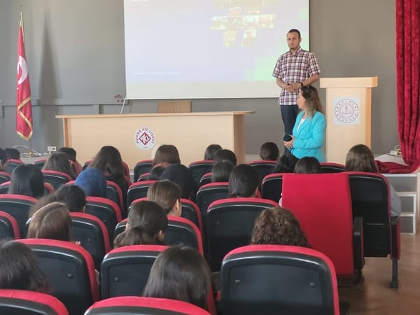TÜBİTAK Bilim Söyleşileri kapsamında Ceyhan’da Lise Öğrencilerine Afet Farkındalığı Anlatıldı