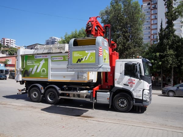 Seyhan’da Yeni Nesil Çöp Konteynerleri Hizmete Girdi